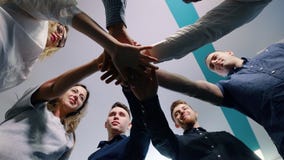 Erfolgreiches Team im Büro: viele Hände, die Stellung im Kreis zusammenhalten Aufschrift der roten Farbe gelegen über Text der we stock footage Erfolgreiches Team im Büro: viele Hände, die Stellung im Kreis zusammenhalten Aufschrift der roten Farbe gelegen über Text der we stock footage