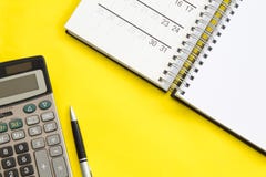 Erklären, Finanzkonzept, flache gelegte oder Draufsicht des Stiftes, intelligentes Telefon mit Taschenrechner mit weißem Notizblo stockfotos Erklären, Finanzkonzept, flache gelegte oder Draufsicht des Stiftes, intelligentes Telefon mit Taschenrechner mit weißem Notizblo stockfotos