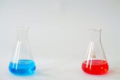 Erlenmeyer εργαστηριακού γυαλιού κωνική φιάλη που γεμίζουν με το χημικό υγρό στοκ εικόνες με δικαίωμα ελεύθερης χρήσης Erlenmeyer εργαστηριακού γυαλιού κωνική φιάλη που γεμίζουν με το χημικό υγρό στοκ εικόνες με δικαίωμα ελεύθερης χρήσης