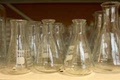 Erlenmeyer κύλινδροι γυαλιού φιαλών σε ένα εργαστήριο επιστήμης στοκ φωτογραφίες Erlenmeyer κύλινδροι γυαλιού φιαλών σε ένα εργαστήριο επιστήμης στοκ φωτογραφίες