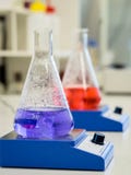 Erlenmeyer φιάλες με τις ζωηρόχρωμες λύσεις στοκ φωτογραφίες Erlenmeyer φιάλες με τις ζωηρόχρωμες λύσεις στοκ φωτογραφίες