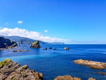 Ermitage de San Juan de Gaztelugatxe en haut de l'?le de Gaztelugatxe Vizcaya, pays Basque Espagne Vue de images stock Ermitage de San Juan de Gaztelugatxe en haut de l'?le de Gaztelugatxe Vizcaya, pays Basque Espagne Vue de images stock