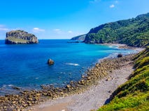 Ermitage de San Juan de Gaztelugatxe en haut de l'?le de Gaztelugatxe Vizcaya, pays Basque Espagne Vue de image libre de droits Ermitage de San Juan de Gaztelugatxe en haut de l'?le de Gaztelugatxe Vizcaya, pays Basque Espagne Vue de image libre de droits
