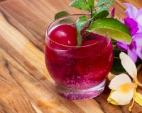 Erneuerndes tropisches Cocktail mit frischen Blumen Stockbild Erneuerndes tropisches Cocktail mit frischen Blumen Stockbild