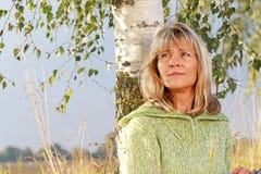 Ernste reife Frau, die in der Natur sich entspannt Lizenzfreie Stockfotografie Ernste reife Frau, die in der Natur sich entspannt Lizenzfreie Stockfotografie