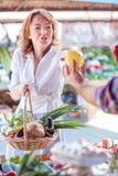 Ernste reife Frau, die frisches organisches Gemüse in einem lokalen Markt kauft stockfoto Ernste reife Frau, die frisches organisches Gemüse in einem lokalen Markt kauft stockfoto