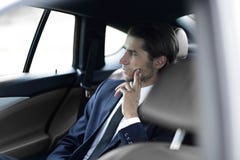 Ernster Geschäftsmann, der im Auto sitzt lizenzfreie stockfotografie Ernster Geschäftsmann, der im Auto sitzt lizenzfreie stockfotografie