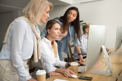 Ernstige geconcentreerde multiraciale vrouwelijke collega's die o samenwerken royalty-vrije stock afbeelding Ernstige geconcentreerde multiraciale vrouwelijke collega's die o samenwerken royalty-vrije stock afbeelding