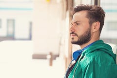Ernstige hipstermens die weg kijken royalty-vrije stock fotografie Ernstige hipstermens die weg kijken royalty-vrije stock fotografie