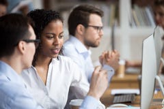 Ernstige jonge Afrikaanse Amerikaanse vrouw die met collega spreken royalty-vrije stock afbeelding Ernstige jonge Afrikaanse Amerikaanse vrouw die met collega spreken royalty-vrije stock afbeelding