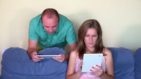 Ernstige man en vrouw die tabletcomputer op laag thuis met behulp van close-up stock videobeelden Ernstige man en vrouw die tabletcomputer op laag thuis met behulp van close-up stock videobeelden