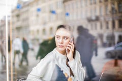 Ernstige vrouwelijke ondernemer die het gesprek van de celtelefoon hebben tijdens rust in koffiewinkel royalty-vrije stock foto Ernstige vrouwelijke ondernemer die het gesprek van de celtelefoon hebben tijdens rust in koffiewinkel royalty-vrije stock foto