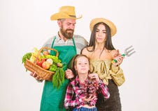 Erntefestkonzept Eltern und Tochterlandwirte feiern Erntefeiertag Rustikale Artlandwirte der Familie stolz auf stockfotografie Erntefestkonzept Eltern und Tochterlandwirte feiern Erntefeiertag Rustikale Artlandwirte der Familie stolz auf stockfotografie