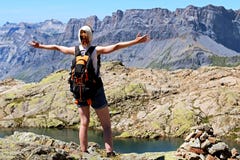 Erreichendes Ziel der Erfolgsfrau am Gipfel in Chamonix lizenzfreies stockbild Erreichendes Ziel der Erfolgsfrau am Gipfel in Chamonix lizenzfreies stockbild