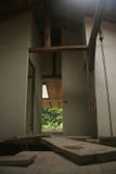 Errichten eines Hauses mit einer hölzernen Brücke der Planke so zwischen zwei unfertigen Teilen lizenzfreies stockfoto Errichten eines Hauses mit einer hölzernen Brücke der Planke so zwischen zwei unfertigen Teilen lizenzfreies stockfoto