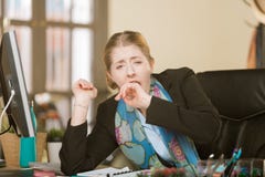 Ersch?pfte oder gebohrte Frau, die an ihrem Schreibtisch g?hnt stockbilder Ersch?pfte oder gebohrte Frau, die an ihrem Schreibtisch g?hnt stockbilder