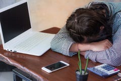 Erschöpfte Frauen, die am Arbeitsplatz nach hart arbeitend Tag schlafen stockfoto Erschöpfte Frauen, die am Arbeitsplatz nach hart arbeitend Tag schlafen stockfoto
