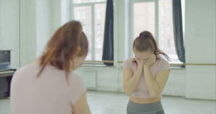 Erschöpfte nachdenkliche Frau, die entlang des Spiegels anstarrt stock video Erschöpfte nachdenkliche Frau, die entlang des Spiegels anstarrt stock video