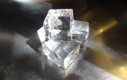 Erstaunliche haarscharfe große Eiswürfel gemacht vom schottischen Wasser stockbild Erstaunliche haarscharfe große Eiswürfel gemacht vom schottischen Wasser stockbild