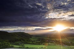Erstaunlicher Sommersonnenuntergang über Landschaftlandschaft stockfotografie Erstaunlicher Sommersonnenuntergang über Landschaftlandschaft stockfotografie