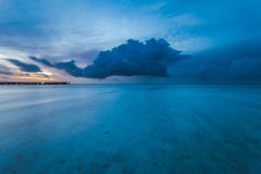 Erstaunlicher Sonnenuntergang über dem Ozean Bunte Reflexion im Wasser stockbild Erstaunlicher Sonnenuntergang über dem Ozean Bunte Reflexion im Wasser stockbild