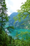 Erstaunliches buntes Wasser von Konigsee bekannt als Deutschland-` s am tiefsten und der sauberste See, gelegen in Nationalpark B lizenzfreies stockbild Erstaunliches buntes Wasser von Konigsee bekannt als Deutschland-` s am tiefsten und der sauberste See, gelegen in Nationalpark B lizenzfreies stockbild