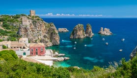 Erstaunliches Panorama am Tonnara di Scopello, Provinz von Trapani, Sizilien lizenzfreie stockfotografie Erstaunliches Panorama am Tonnara di Scopello, Provinz von Trapani, Sizilien lizenzfreie stockfotografie