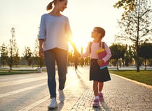 Erster Tag an der Schule Mutter führt kleines Kinderschulmädchen in f lizenzfreies stockfoto Erster Tag an der Schule Mutter führt kleines Kinderschulmädchen in f lizenzfreies stockfoto