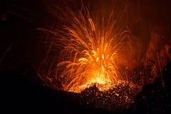 A erupção de Strombolian do vulcão de Stromboli com lava arrasta a explosão fotos de stock royalty free A erupção de Strombolian do vulcão de Stromboli com lava arrasta a explosão fotos de stock royalty free