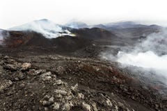 Erupção de Volcano Tolbachik Cratera e campos de lava contínuos, península de Kamchatka, Rússia fotos de stock Erupção de Volcano Tolbachik Cratera e campos de lava contínuos, península de Kamchatka, Rússia fotos de stock