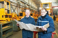 Ervaren industriële assembleursarbeiders stock afbeelding Ervaren industriële assembleursarbeiders stock afbeelding