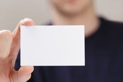 Erwachsene Mannhand, die leere Visitenkarte vor Kamera hält Stockbild Erwachsene Mannhand, die leere Visitenkarte vor Kamera hält Stockbild
