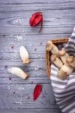 Eryngii de Pleurotus de champignon d'huître de roi sur le fond en bois Type rustique images stock Eryngii de Pleurotus de champignon d'huître de roi sur le fond en bois Type rustique images stock