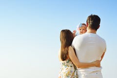 Es gibt 3 Mädchen und ihre Mutter, die auf der orange Couch sitzen Bild des glücklichen liebevollen Vaters, der Mutter und ihres lizenzfreie stockfotos Es gibt 3 Mädchen und ihre Mutter, die auf der orange Couch sitzen Bild des glücklichen liebevollen Vaters, der Mutter und ihres lizenzfreie stockfotos