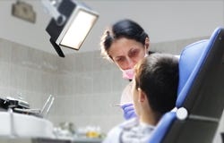 Esame del dentista denti pazienti Ufficio del dentista immagine stock Esame del dentista denti pazienti Ufficio del dentista immagine stock