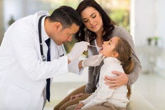 Esame pediatrico di medico immagine stock Esame pediatrico di medico immagine stock