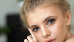 Esaminare la macchina fotografica in abbigliamento casual Mattina nella cucina, comodità domestica, donna in buona salute e attra archivi video Esaminare la macchina fotografica in abbigliamento casual Mattina nella cucina, comodità domestica, donna in buona salute e attra archivi video