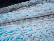 Esca il ghiacciaio, viandante che attraversa il ghiaccio, parco nazionale dei fiordi di Kenai fotografie stock libere da diritti Esca il ghiacciaio, viandante che attraversa il ghiaccio, parco nazionale dei fiordi di Kenai fotografie stock libere da diritti