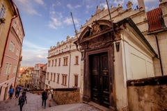 A escadaria ao castelo de Praga no verão em Praga, República Checa foto de stock A escadaria ao castelo de Praga no verão em Praga, República Checa foto de stock