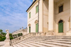 Escadaria de uma casa de campo de Palladian imagem de stock Escadaria de uma casa de campo de Palladian imagem de stock