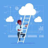 Escadas afro-americanos de Climb Up Ladder do homem de negócios, nuvens do céu do homem de negócio do conceito ilustração stock Escadas afro-americanos de Climb Up Ladder do homem de negócios, nuvens do céu do homem de negócio do conceito ilustração stock