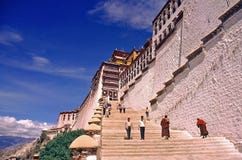 Escadas ao palácio de Potala, Lhasa Tibet imagens de stock Escadas ao palácio de Potala, Lhasa Tibet imagens de stock