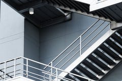 Escadas de prata da emerg?ncia na constru??o cinzenta fotografia de stock Escadas de prata da emerg?ncia na constru??o cinzenta fotografia de stock