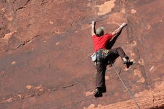 Escalador de roca en el acantilado