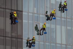 Escaladores industriales que lavan ventanas en Rumania fotografía de archivo libre de regalías Escaladores industriales que lavan ventanas en Rumania fotografía de archivo libre de regalías