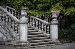 Escalera antigua con los balaustres de piedra contra la perspectiva de la vegetación verde fotografía de archivo libre de regalías Escalera antigua con los balaustres de piedra contra la perspectiva de la vegetación verde fotografía de archivo libre de regalías