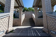 Escalera del cemento en emplazamiento de la obra con la pared de ladrillo fotografía de archivo libre de regalías Escalera del cemento en emplazamiento de la obra con la pared de ladrillo fotografía de archivo libre de regalías
