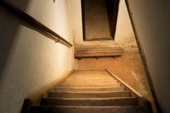 Escaleras al sótano fotografía de archivo Escaleras al sótano fotografía de archivo