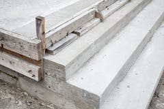 Escaleras blancas bajo construcción, pasos concretos Imágenes de archivo libres de regalías Escaleras blancas bajo construcción, pasos concretos Imágenes de archivo libres de regalías