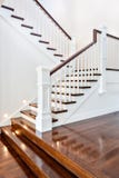 Escaleras y piso de madera brillante del lujo atractivo hermoso ho imagen de archivo libre de regalías Escaleras y piso de madera brillante del lujo atractivo hermoso ho imagen de archivo libre de regalías